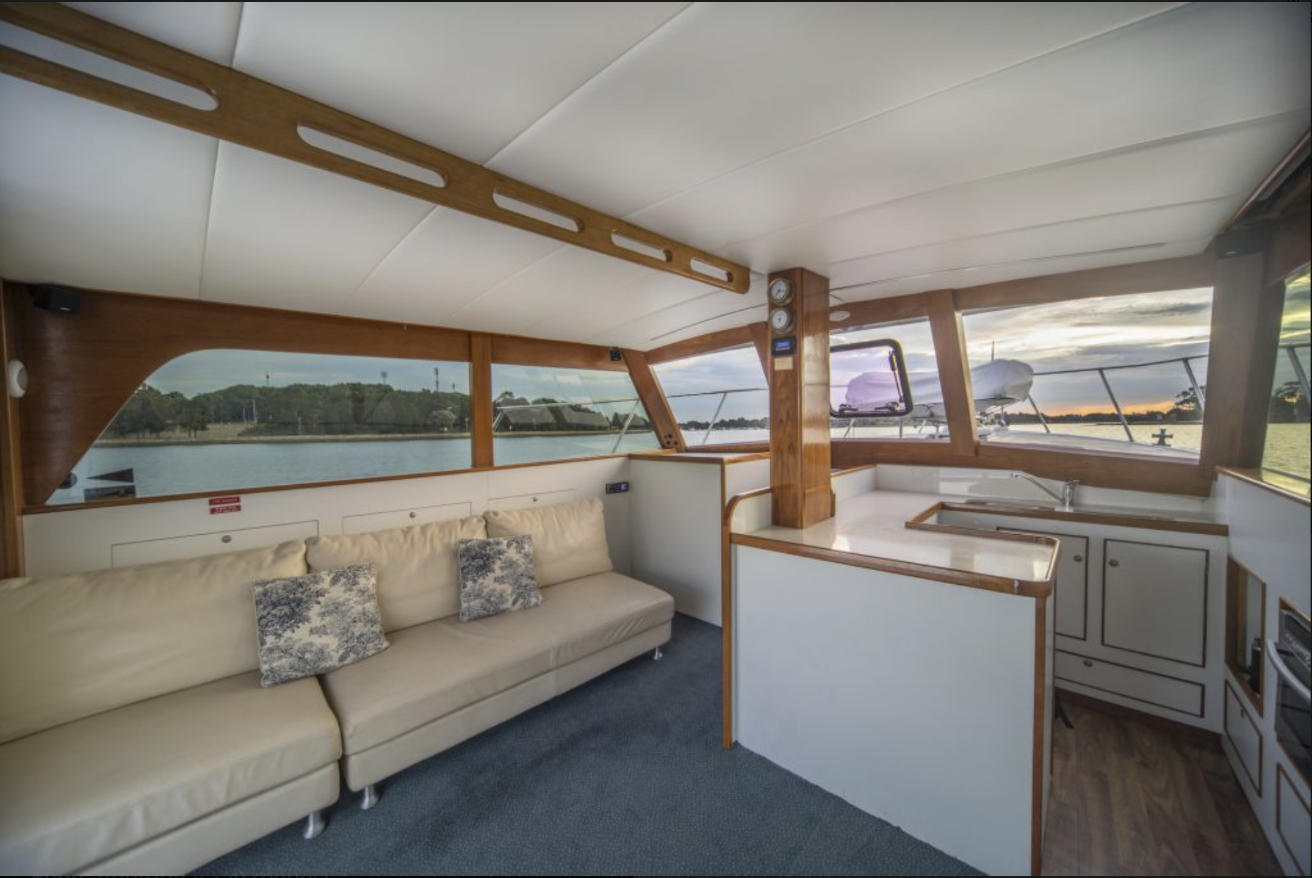 Santa Cruz Luxury Boat Hire Sydney