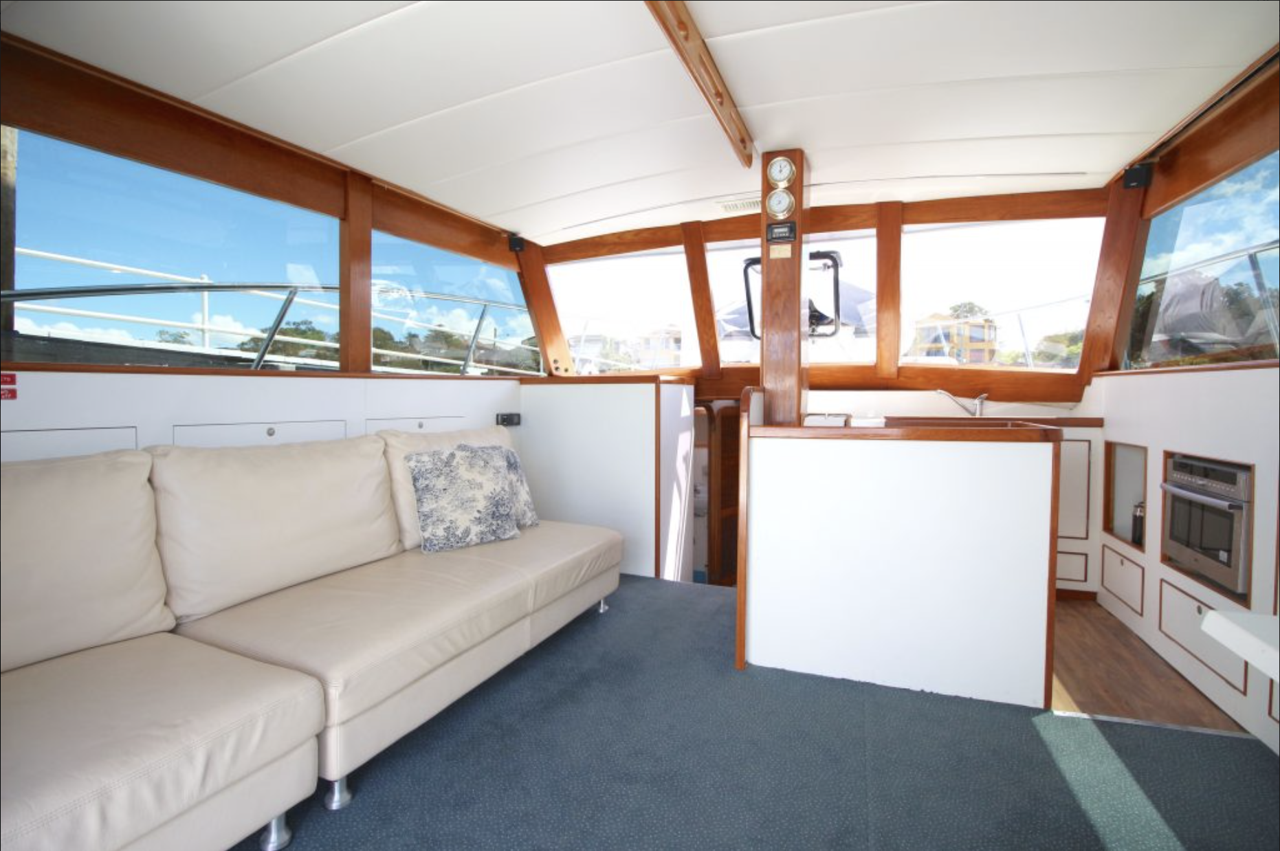 Santa Cruz Luxury Boat Hire Sydney