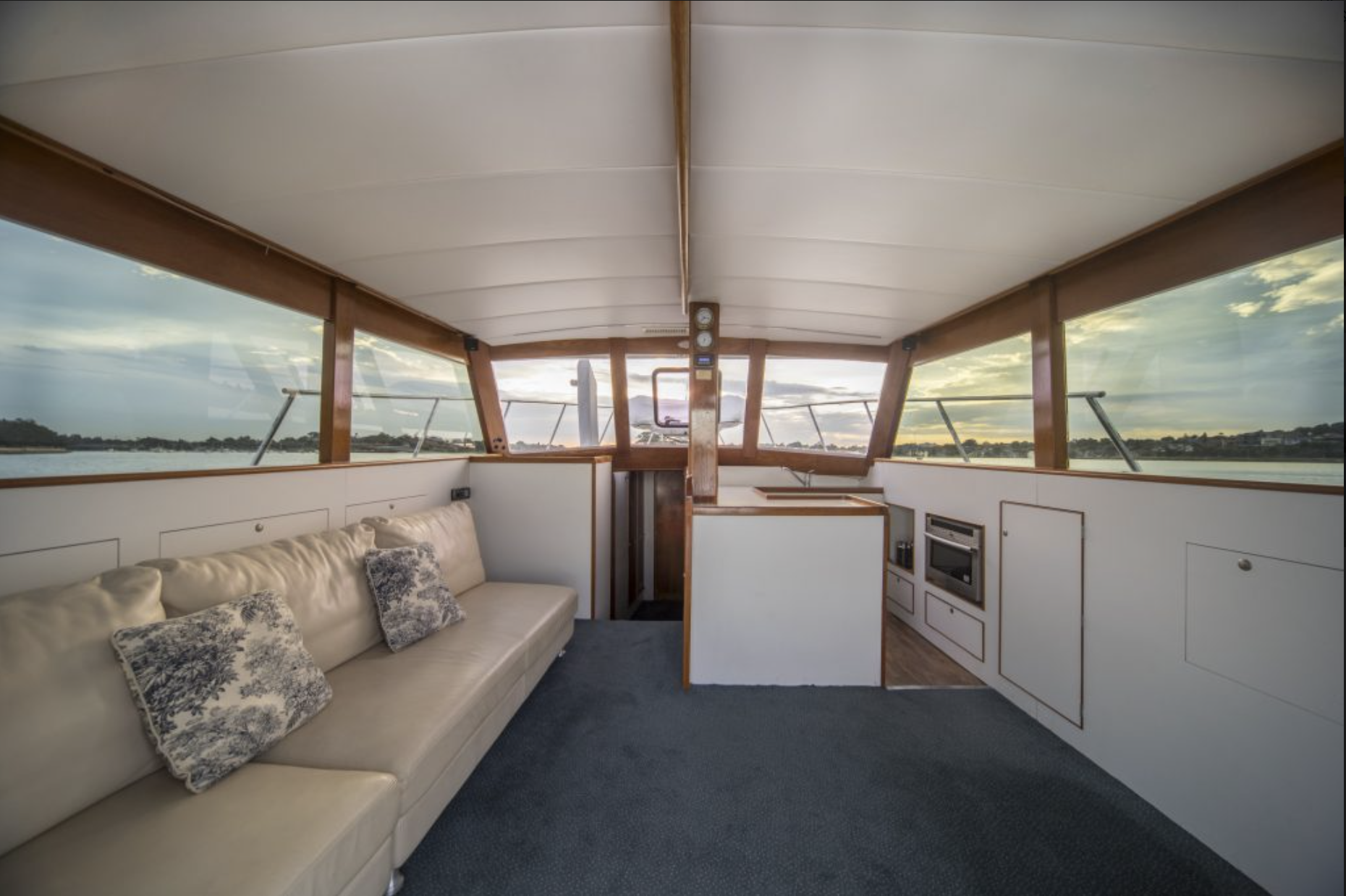 Santa Cruz Luxury Boat Hire Sydney